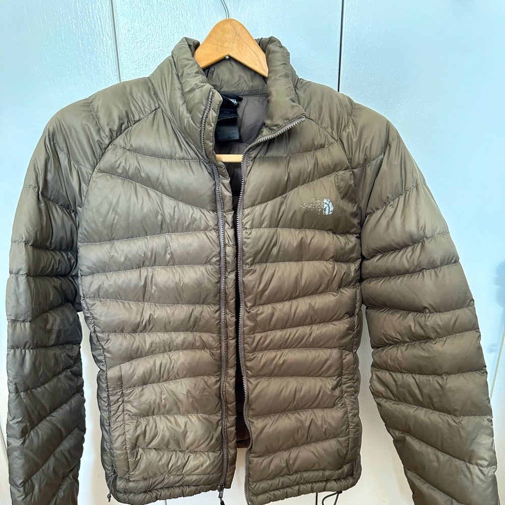 North Face women’s medium lightweight down jacket